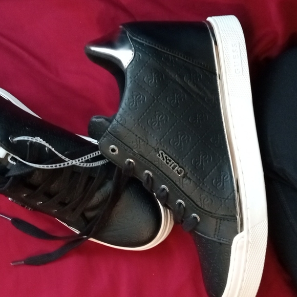 Guess - Picture 6 of 6